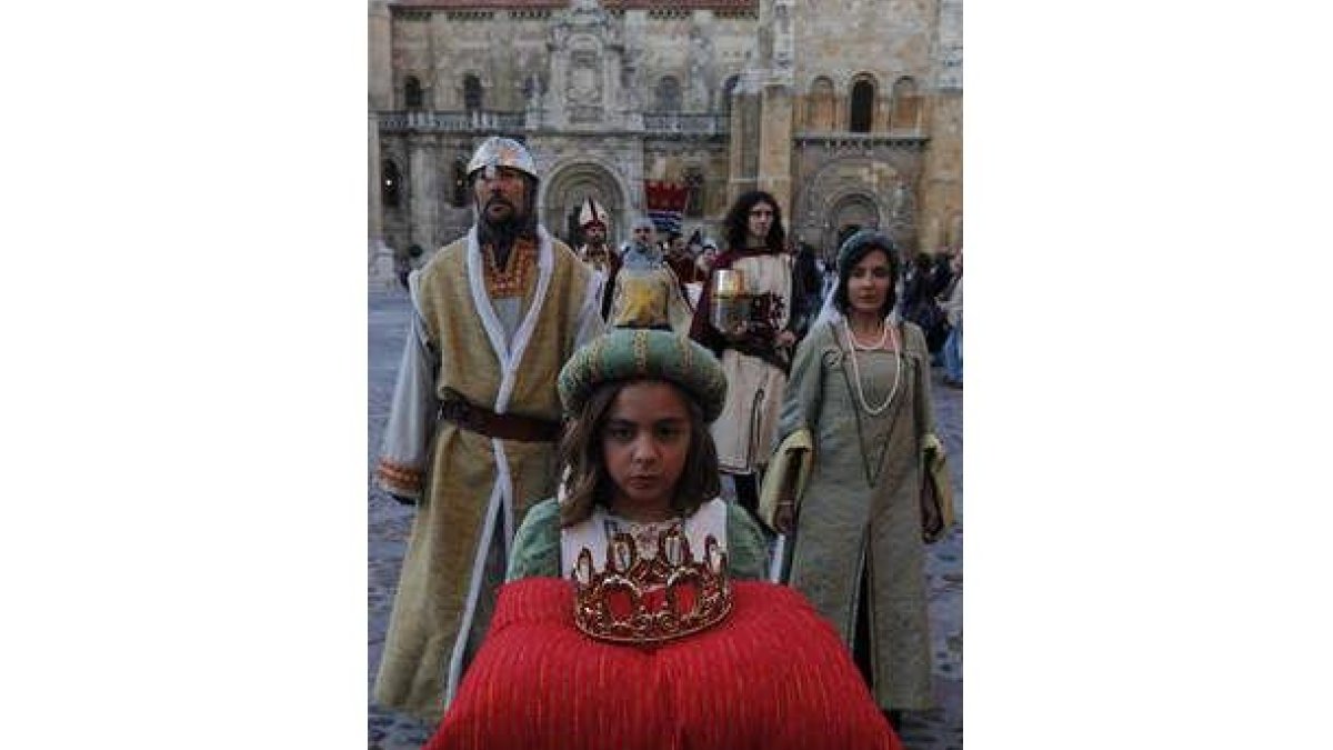 La comitiva real partió de San Isidoro y recorrió la ciudad hasta la catedral.