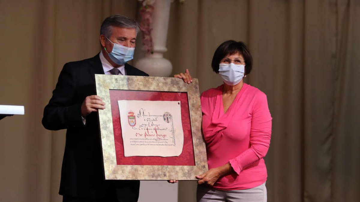 Mar Palacio recibió el premio cultural de Carracedelo. ANA F. BARREDO