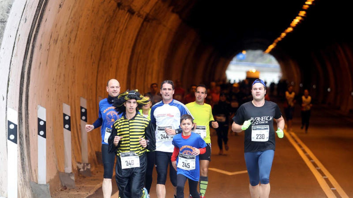 Los atletas, muchos de ellos disfrazados, salen del túnel para encarar las exigentes cuestas.