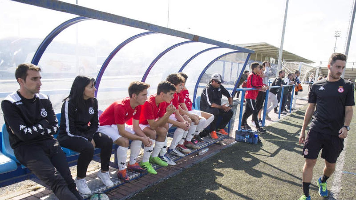 Israel Martínez Prieto, a la derecha, nuevo entrenador del juvenil A de la Cultural. FERNANDO OTERO