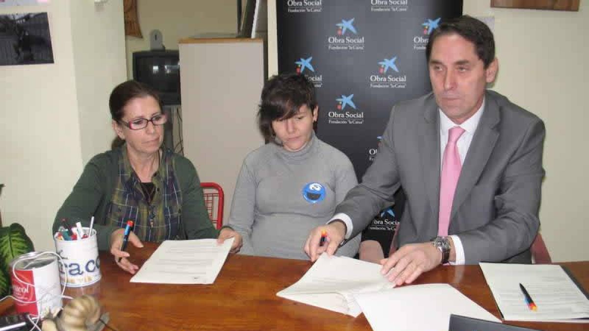 Charo Díez, Lorena Alonso y Pablo Sancho en la firma del convenio.