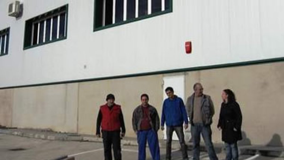 Trabajadores de Galma-Arkotek, en el polígono de San Román de Bembibre.