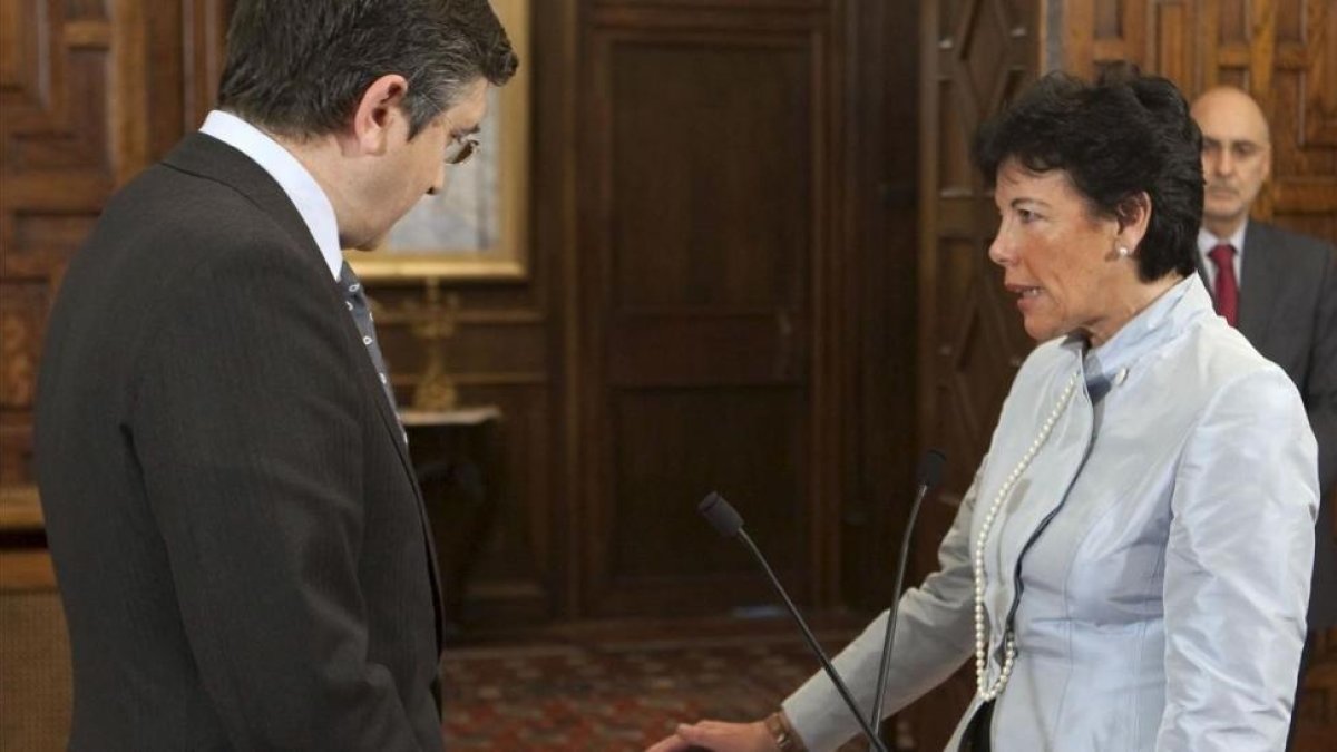 Isabel Celaá, junto a Patxi López.