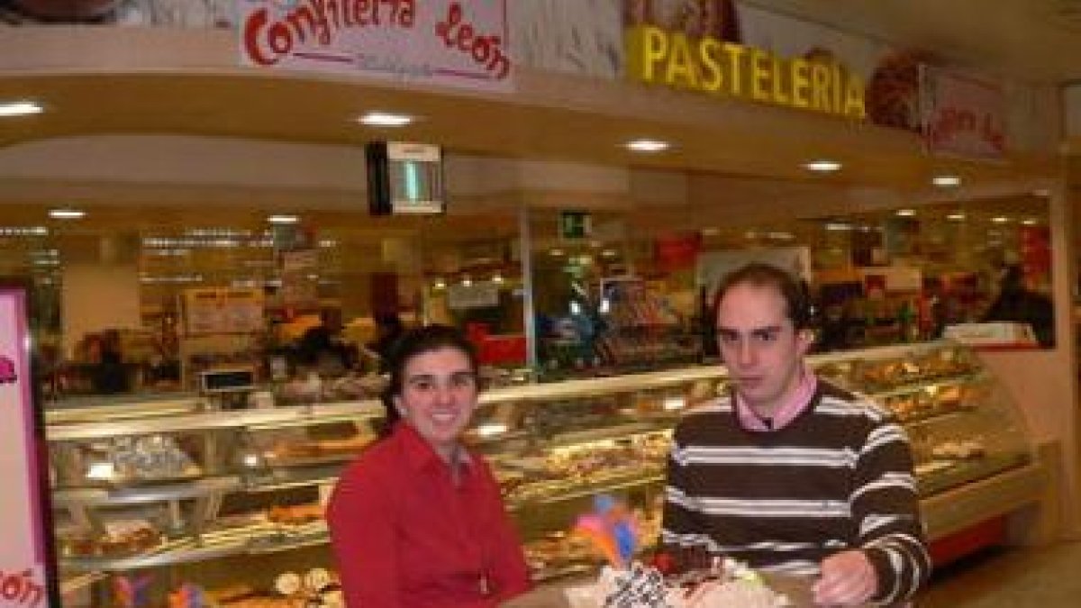 Virgina y Óscar, ante la tienda que han abierto en El Corte Inglés de León.