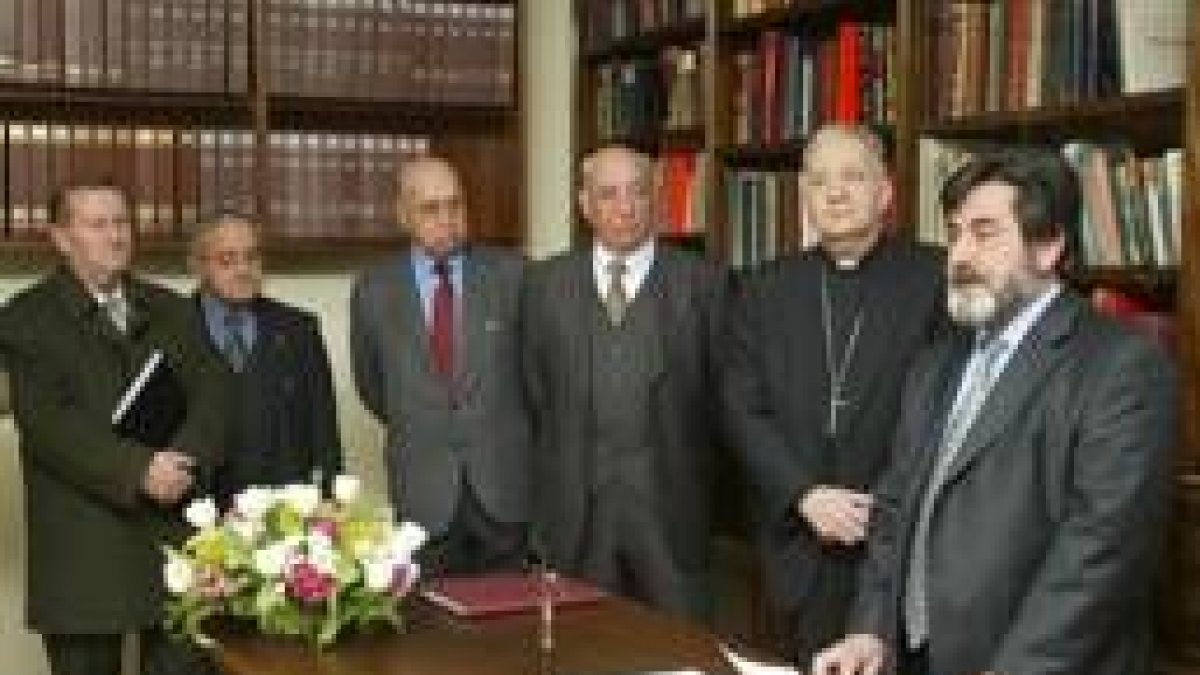 El obispo de León, Julián López, durante el nombramiento de Jesús Fernández