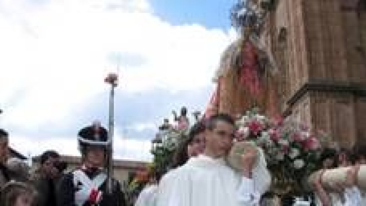 El blanco sustituyó ayer al luto en el atuendo de las mujeres