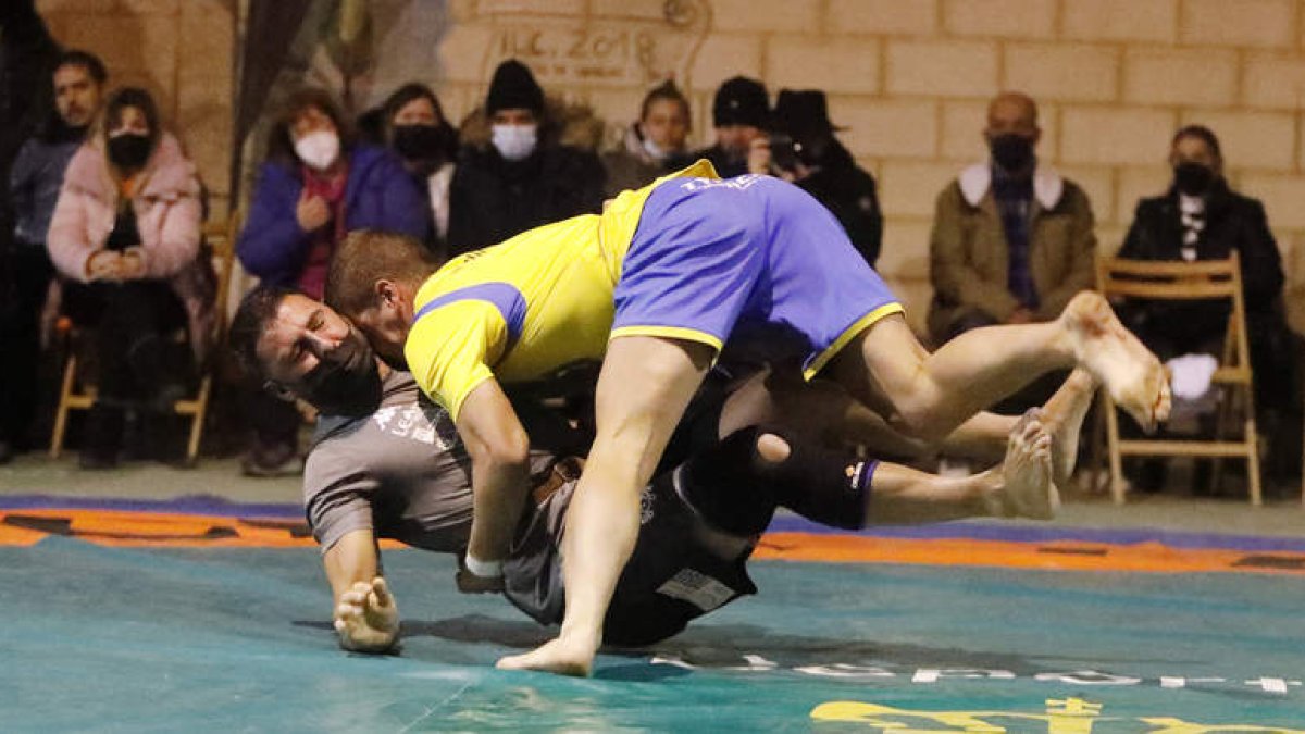 Rubén Fierro y Samuel Pérez, ayer durante su combate en La Vecilla. MARCIANO PÉREZ