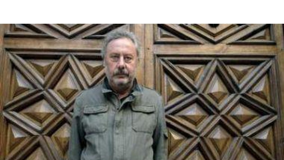 El escritor leonés Julio Llamazares acaba de publicar su último libro, 'Tanta pasión para nada'