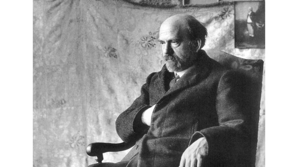 Pío Baroja, a la derecha los manuscritos de ‘Los caprichos de la suerte’ y, debajo, el escritor con su familia