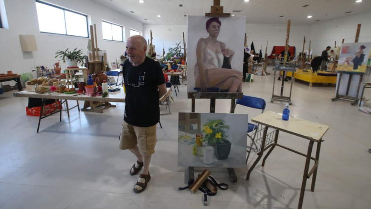 Antonio López, ayer, visionando las obras del taller que ha dado esta semana en Fabero. ANA F. BARREDO
