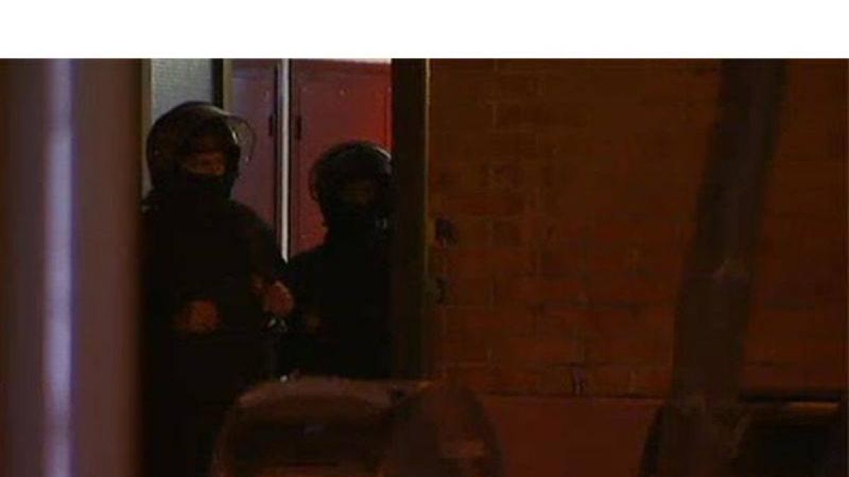 Operación policial en La Mina, esta madrugada.