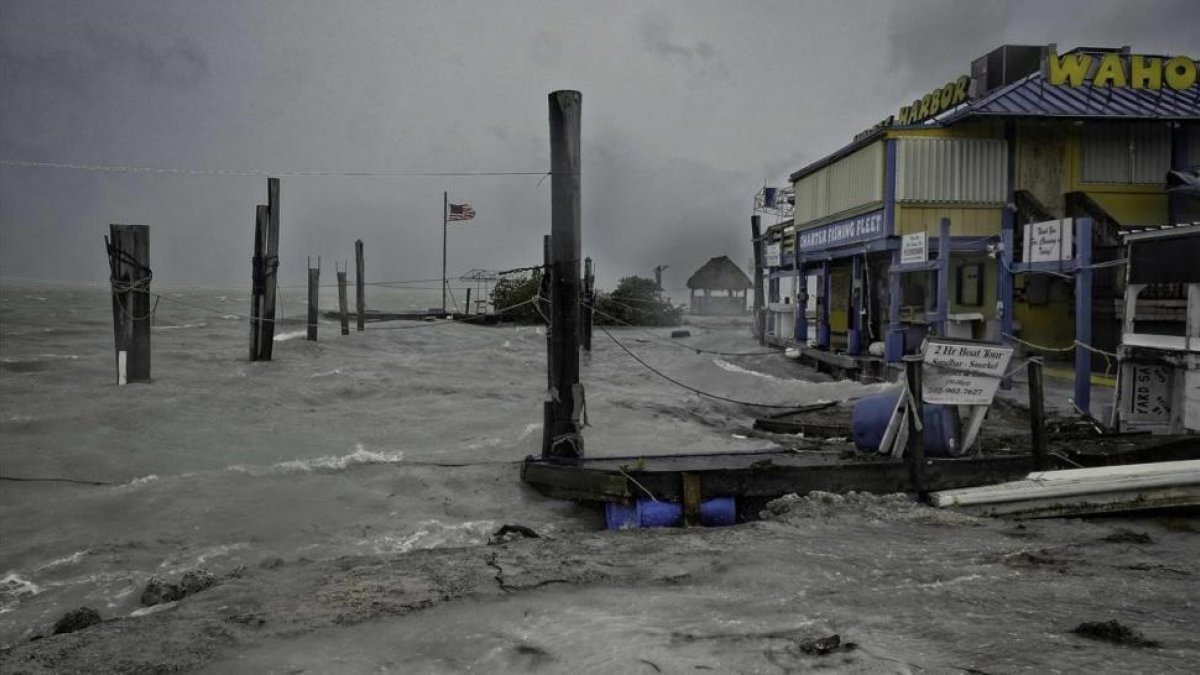 El fuerte oleaje originado por el Irma ha golpeado los muelles de Whale harbour en los Cayos de Florida provocando importantes daños