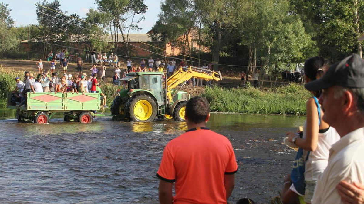 Algunos participantes en la marcha decidieron cruzar el río en tractor.