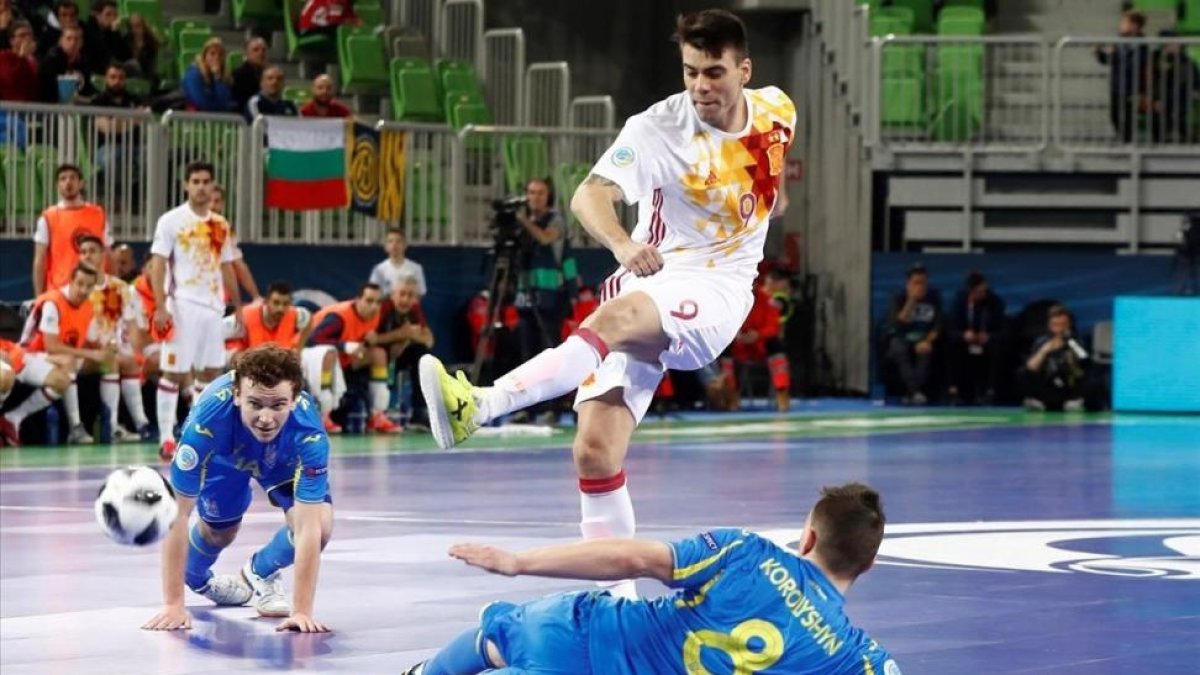 Sergio Lozano ante dos defensas de Ucrania.