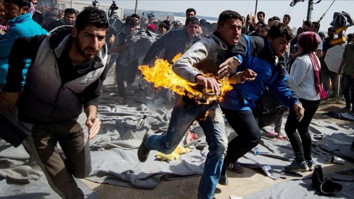 Un refugiado Sirio se quema a lo bonzo en protesta por el cierre de las fronteras en el campamento de Idomeni (Grecia).