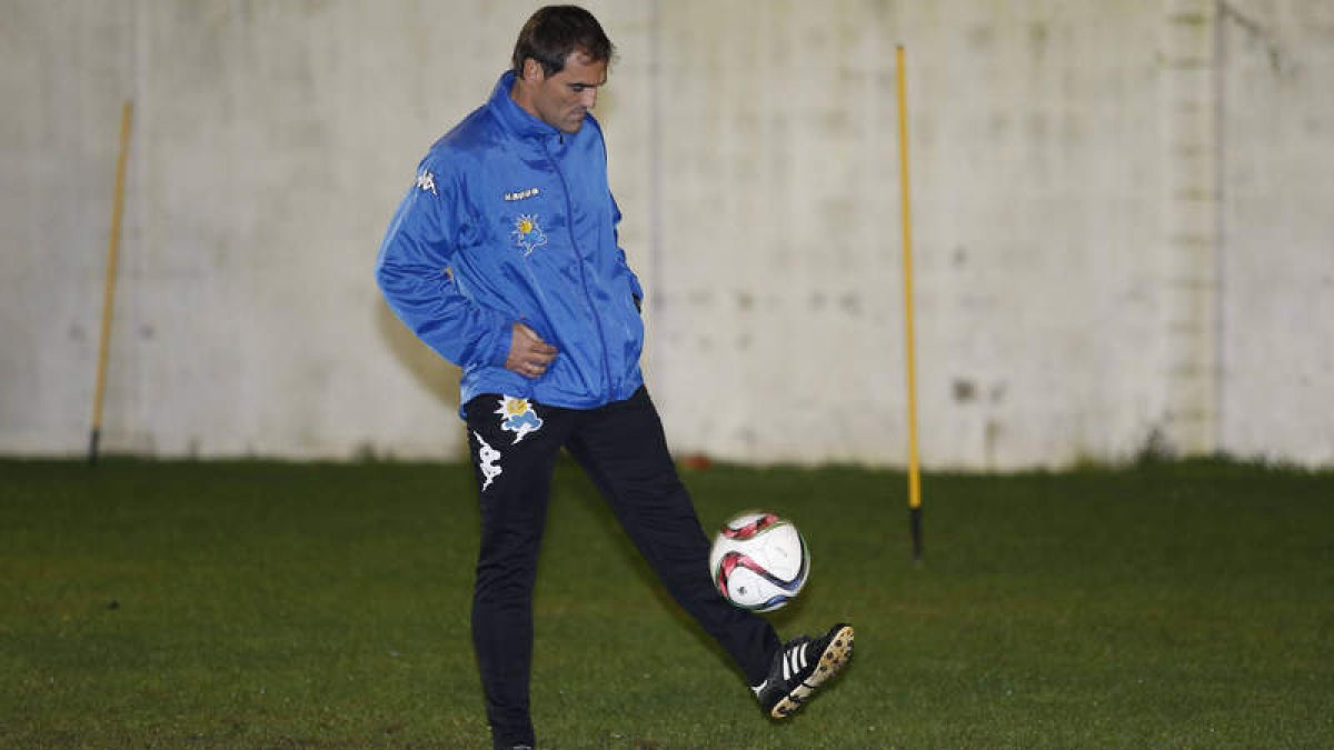 Paulino Martínez durante un entrenamiento del Atlético Astorga.