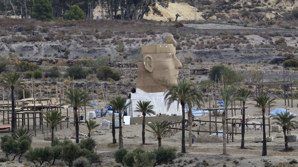 Imágenes del montaje de decorados en Almería, lugar en el que se rodará la película de Ridley Scott ‘Exodus’.