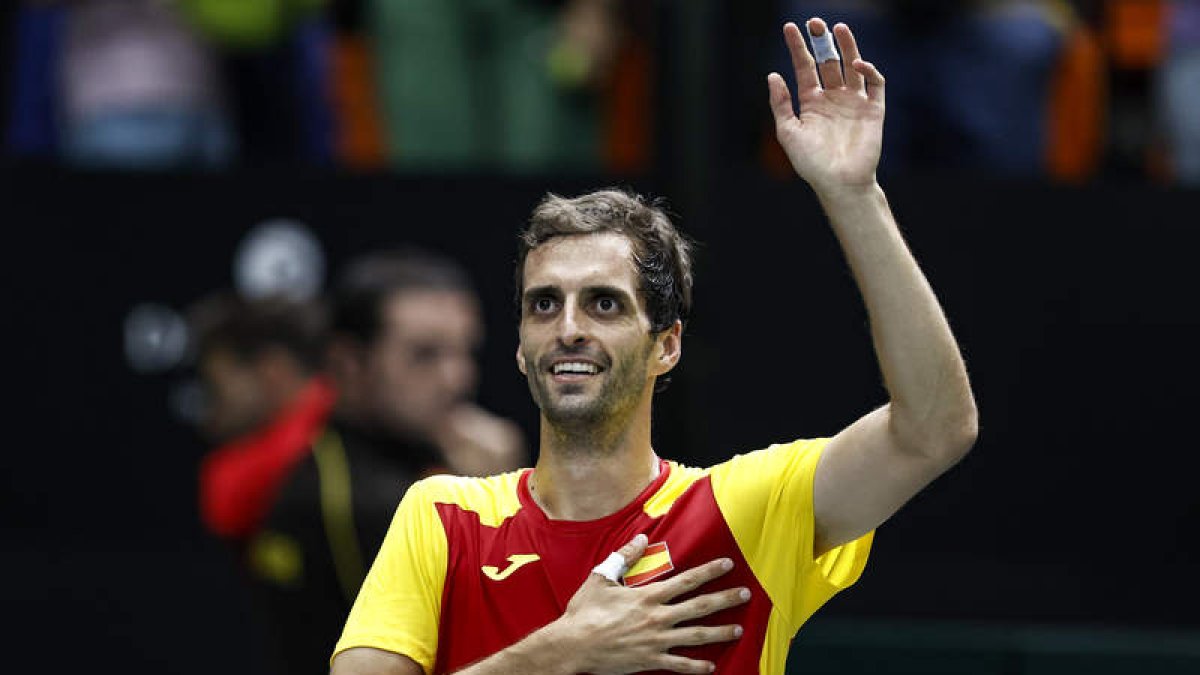 Albert Ramos celebra la victoria ante el serbio Laslo Djere en la Copa Davis. KAI FÖRSTERLING