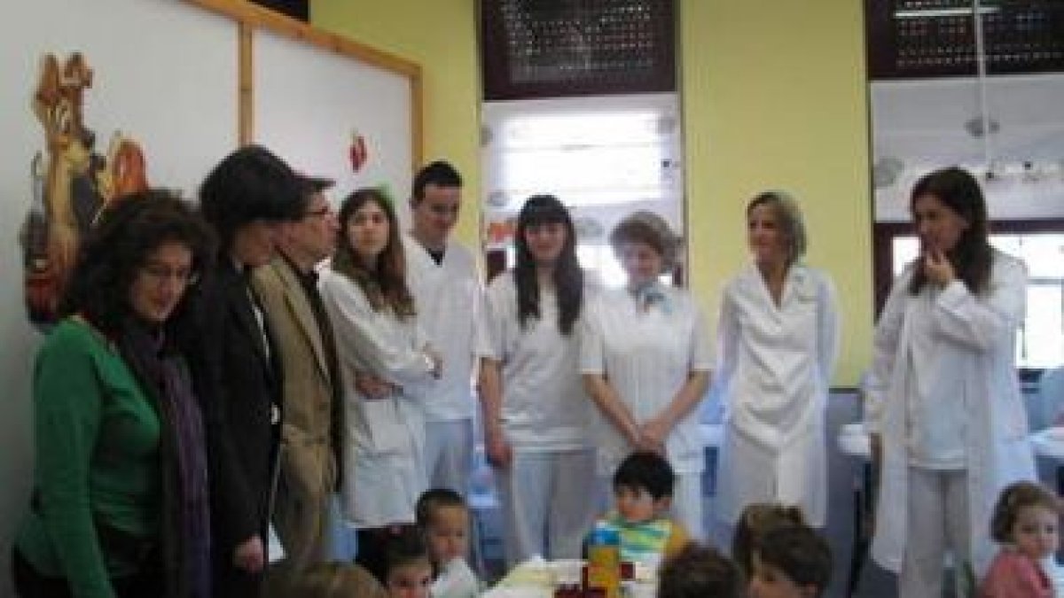 La representación municipal, junto a los alumnos de la escuela infantil de La Asunción