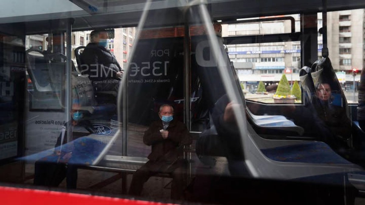 El uso de la mascarilla en el transporte todavía es obligatorio. JESÚS