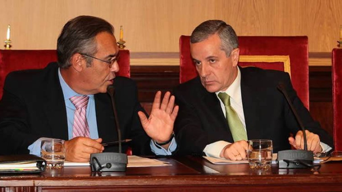 Agustín Rajoy, concejal de Hacienda del Ayuntamiento de León, conversa con el alcalde, Emilio Gutiérrez.