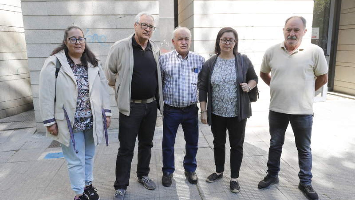 La alcaldesa de Castropodame y los concejales del equipo de gobierno, ayer. L. DE LA MATA