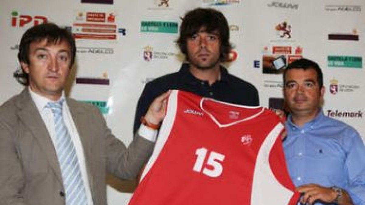 Javier Múgica, en el centro de la imagen, junto a Joaquín Rodríguez y Javi de Grado.