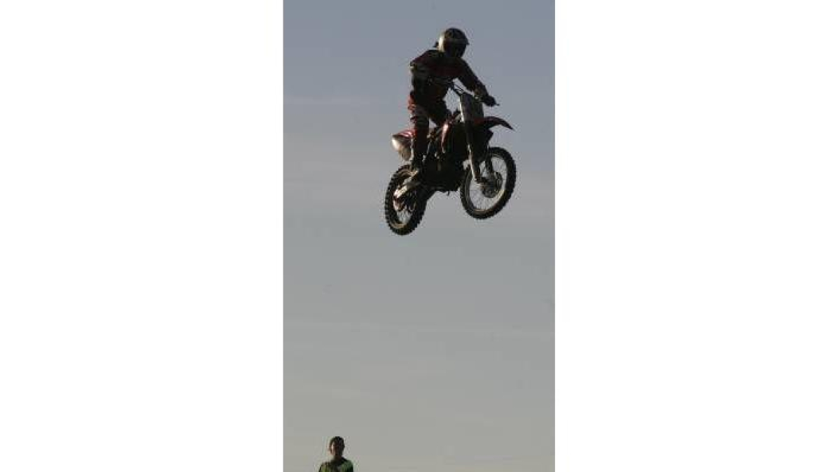 La altura que alcanzan los pilotos es de auténtico vértigo