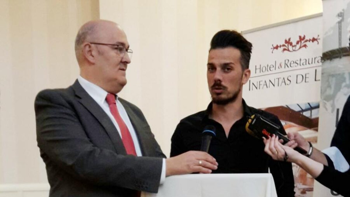 El entrenador de la Cultural, durante la comida de Navidad de la Cultural, donde anunció la renovación de su contrato.