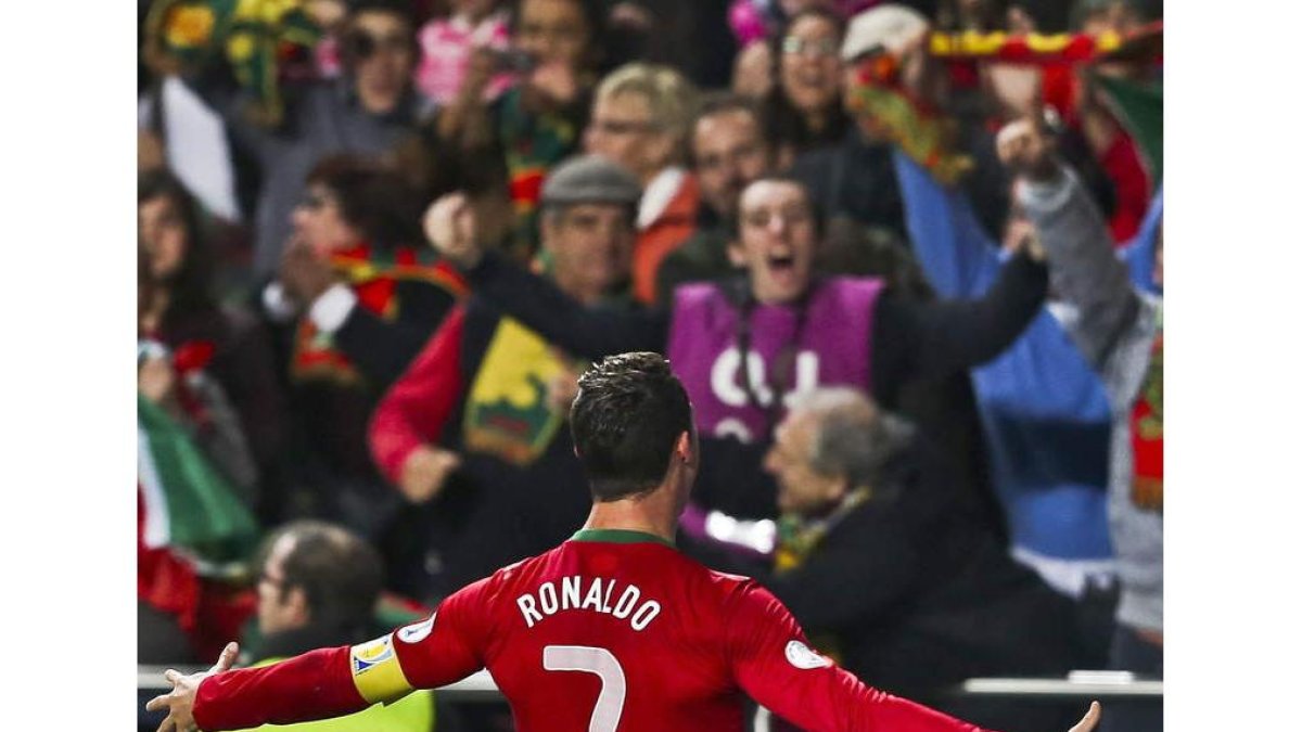 Cristiano celebra un gol que acerca a Portugal al Mundial.