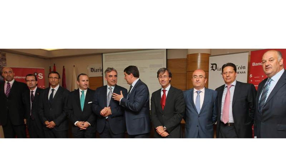 El representante de la Cámara de Comercio de León, Alejando Arola, Francisco Javier Cabrera, Pablo Junceda, el presidente del Cámara de Comercio de Astorga, Juan Carlos Fernández, Pablo R. Lago, David Montanyá, Fernando Herrero, Francisco Javier Gutiérrez