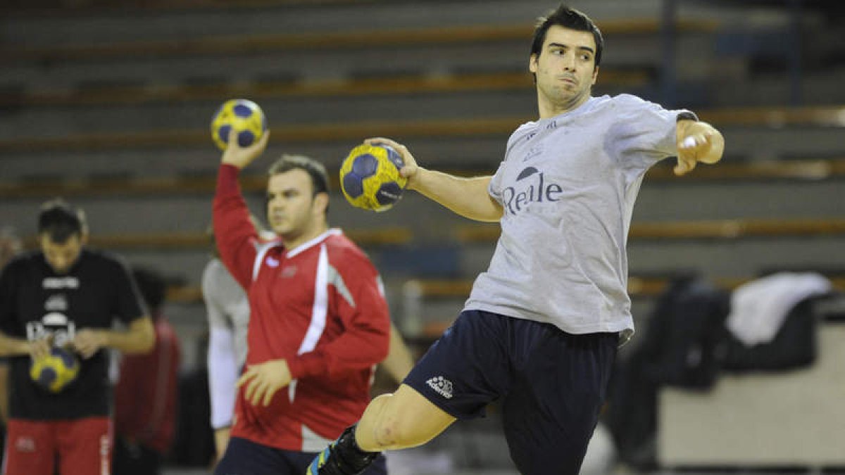Carlos Ruesga ensaya el lanzamiento en un entrenamiento reciente del Ademar.
