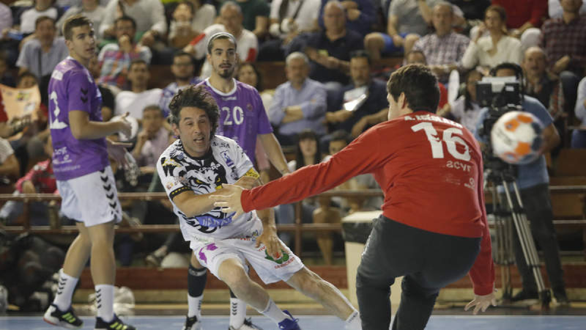 Juanín García completó una gran actuación en su último partido como profesional anotando cinco goles en la victoria ante el Guadalajara. JESÚS F. SALVADORES