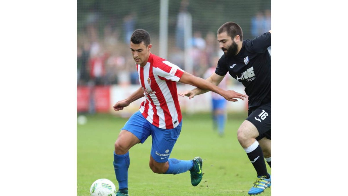 El delantero del Sporting B, Claudio Medina, anotó 36 goles la temporada pasada. ELCOMERCIOGIJÓN