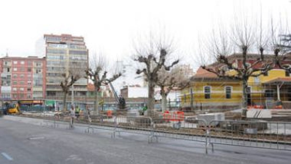 La estación de Feve está en estos momentos en obras para su adaptación al tranvía.