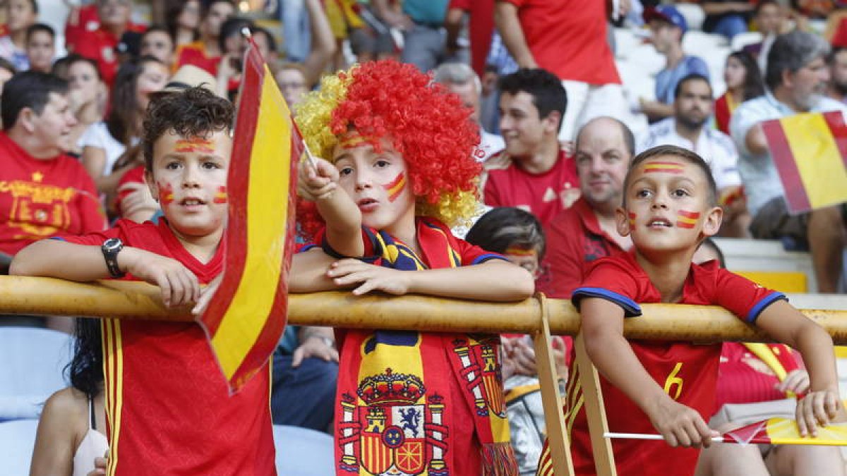 El ambiente de fiesta vivido en el Reino con motivo del partido de España dejó imágenes que tardarán en borrarse de las retinas de León. RAMIRO/JESÚS