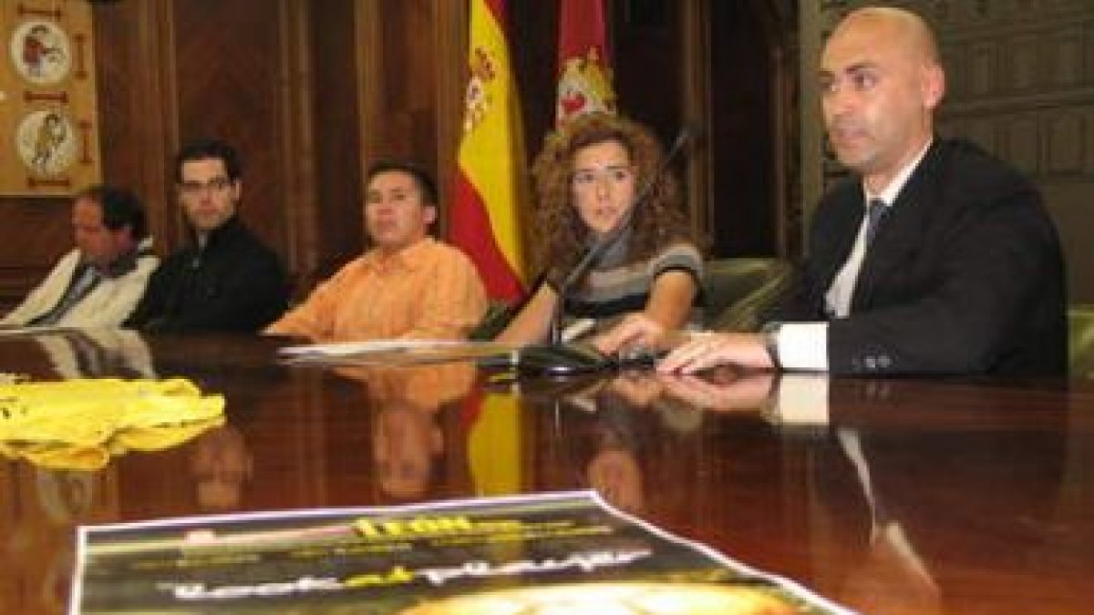 Natalia Rodríguez en la presentación con Fernando Muñiz (d).
