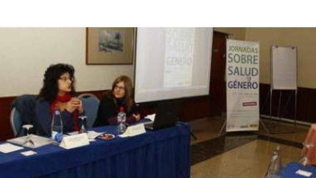 La concejala de Mujer, Teresa Gutiérrez, se dirige al público en la jornada de ayer.