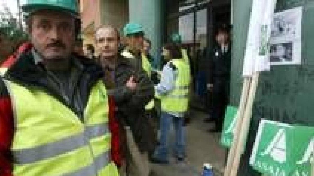 Los manifestantes, con chalecos, se concentraron ante la Junta