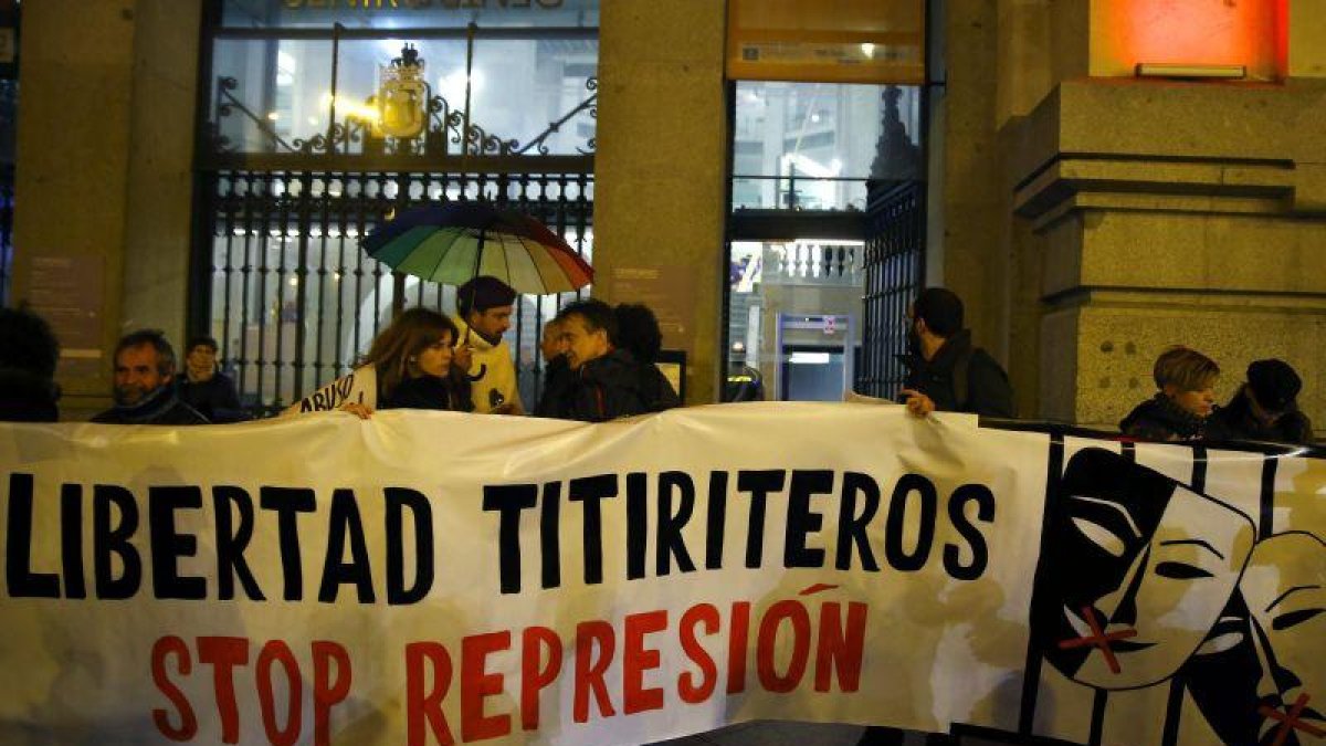 Una de las concentraciones convocadas en Madrid para pedir la retirada de los cargos a los dos titiriteros detenidos.