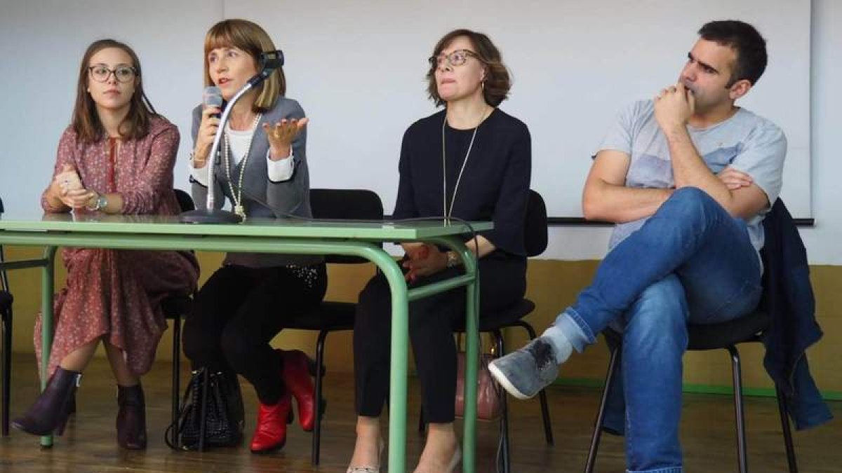 La mesa redonda sobre educación, ayer en el instituto El Señor de Bembibre. DL