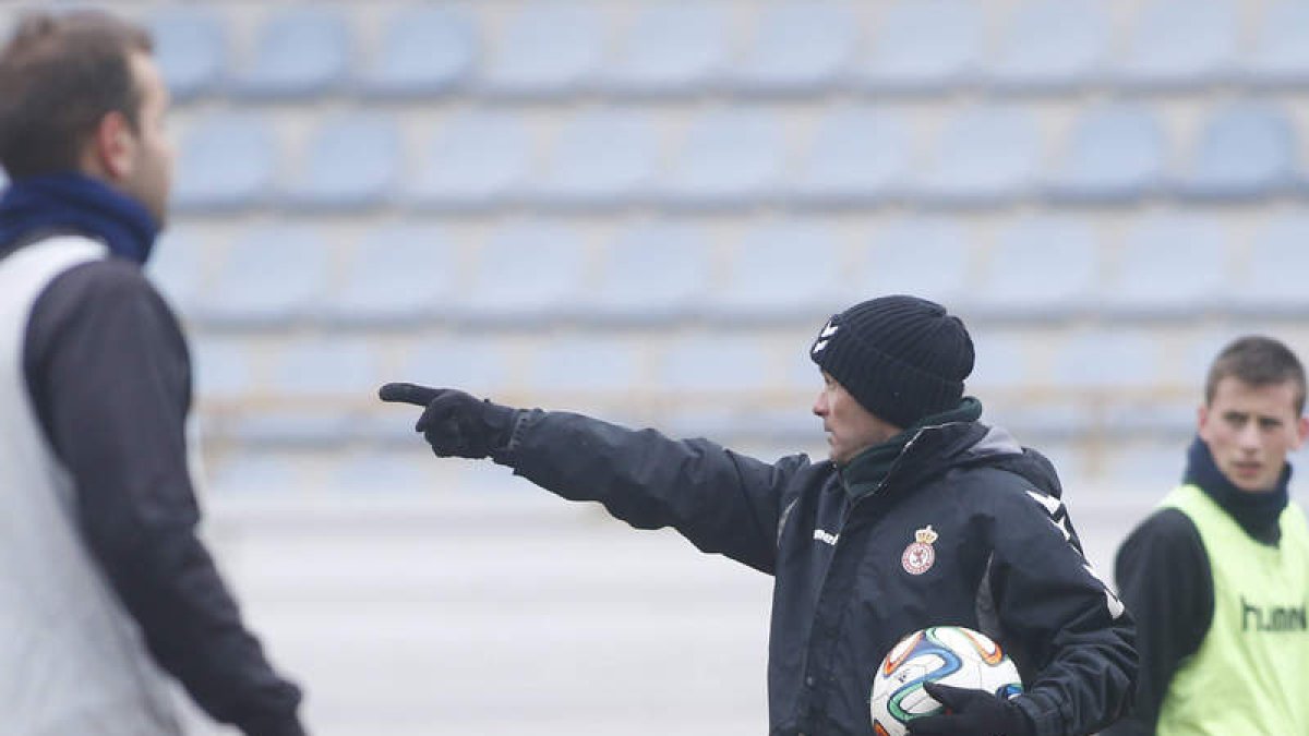 Javier Cabello dirige la sesión de entrenamiento.