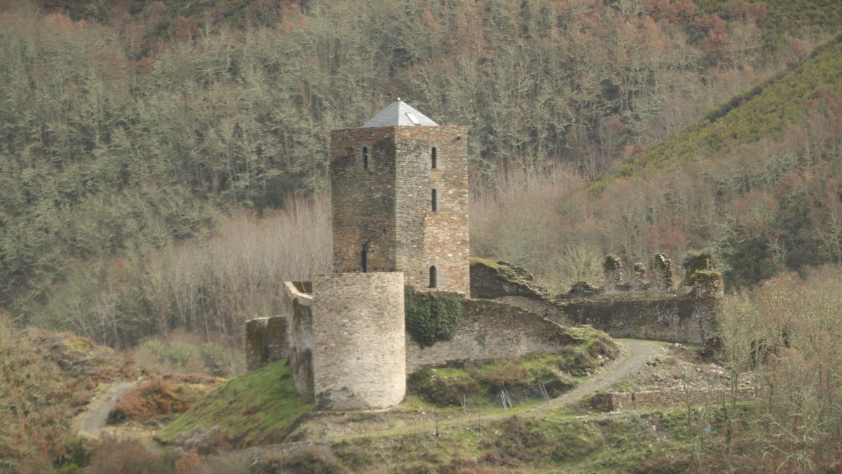 El Castillo de Balboa, con sus torres reconstruidas, en una imagen tomada ayer. L. DE LA MATA