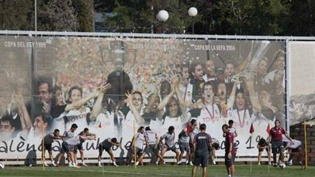 Los jugadores del Valencia, en un entrenamiento, preparando el partido de esta noche.
