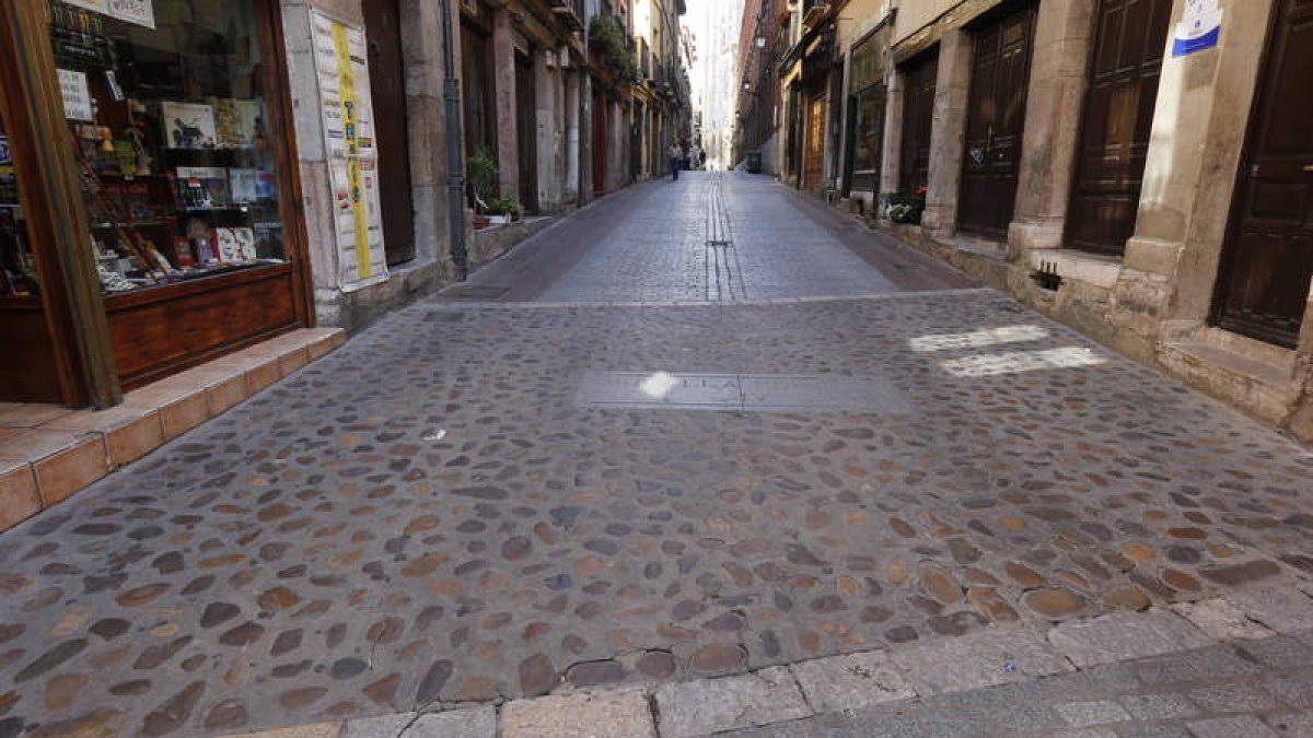 Calle Mariano Domínguez Berrueta de León, entre la Catedral y la plaza Mayor, donde se puede visualizar un tramo perdido de la Muralla romana.