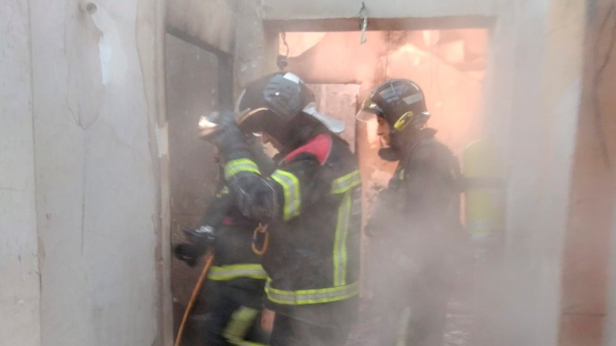 Bomberos de León intervienen en Saludes de Castroponce, a 60 kilómetros del parque. BOMBEROS DE LEÓN