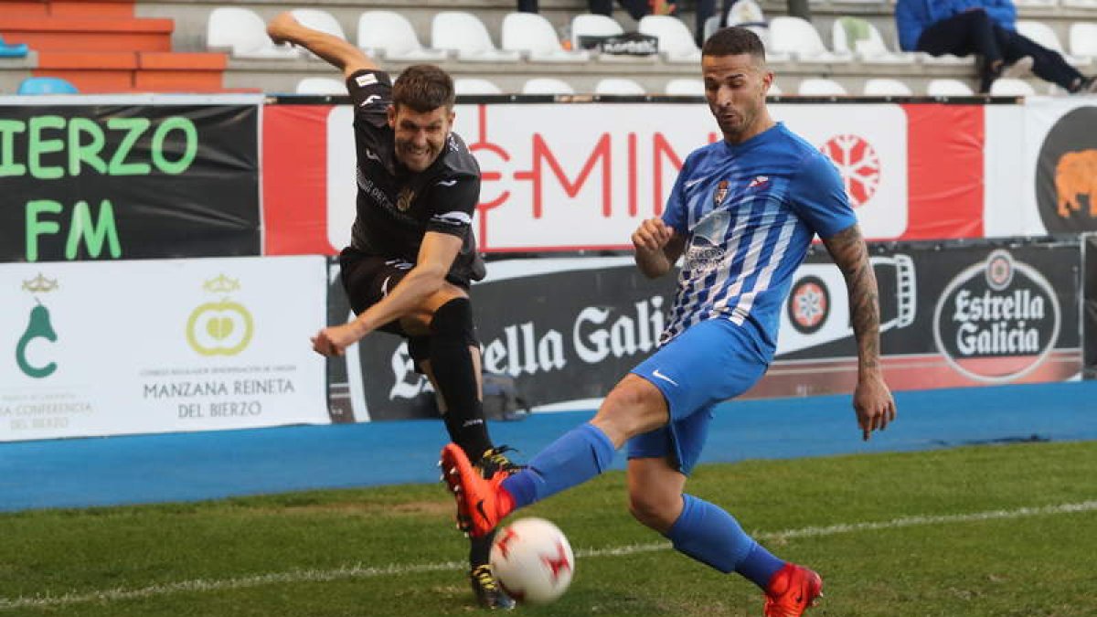 Ríos Reina podría reaparecer este domingo ante el San Sebastián de los Reyes. ANA F. BARREDO