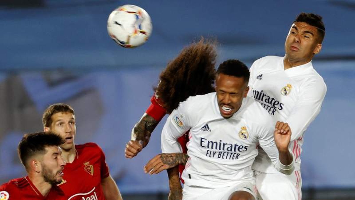 Militao remata de cabeza. El defensa del Real Madrid anotó el primer gol para los de Zidane. ÓSCAR MOYA