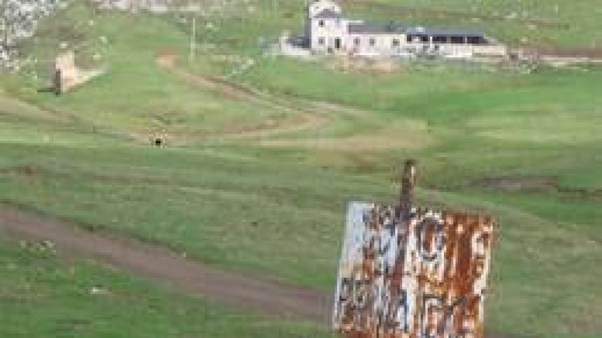 Vista del puerto de Pinos, con Casa Mieres al fondo