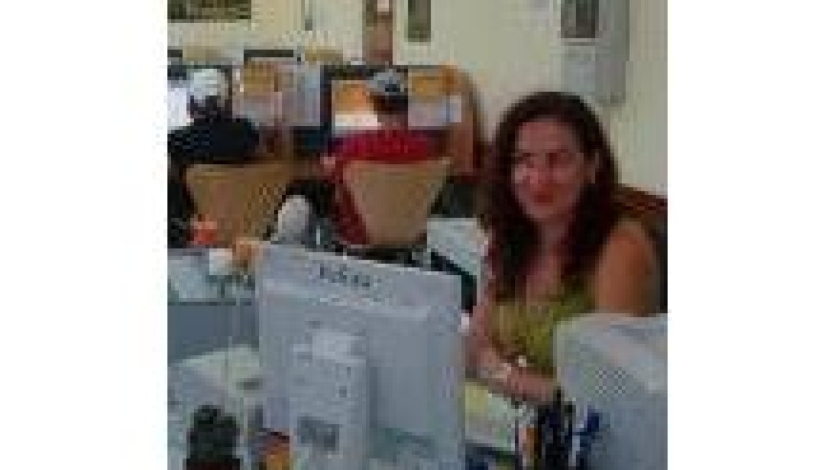 Ana Zapico es la monitora del telecentro, que ha recibido el premio